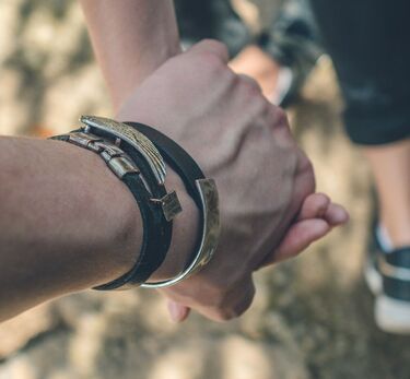 Biżuteria z grawerem dla mężczyzn – jak wybrać odpowiednią?