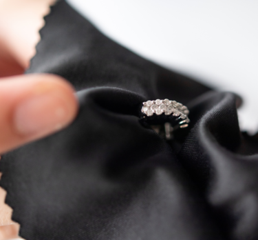 Jak dbać o srebrną biżuterię, aby służyła przez lata?